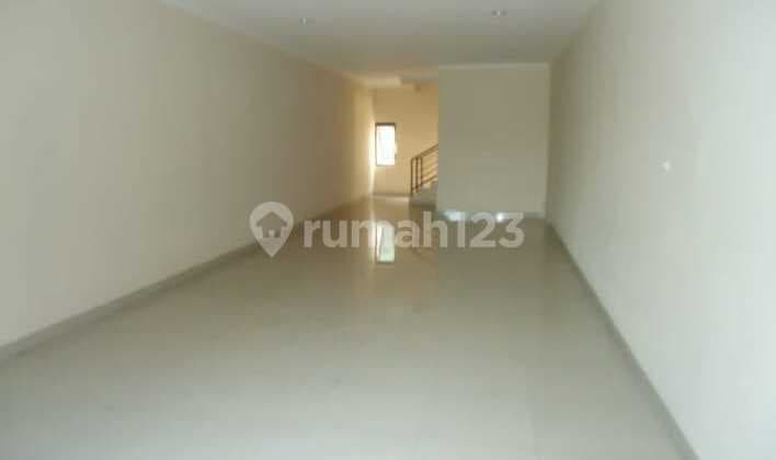 Ruko 3 Lantai di Jl. Raya Pos Pengumben, Kebun Jeruk Jakbar, SHM, Hadap Selatan