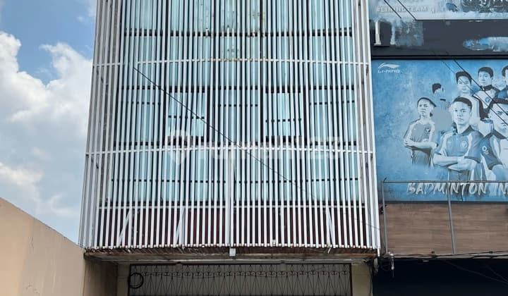 Bebas Banjir, Ruko, 3 Lantai, Siap Pakai Lokasi Strategis Dekat Akses Tol