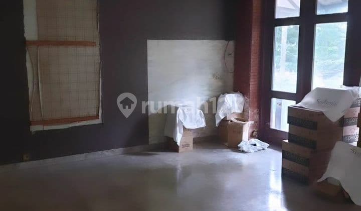 TURUN HARGA RUMAH BESAR ADA KOLAM RENANG TOMANG STRATEGIS