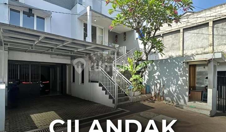 Rumah Dalam Townhouse Bagus di Cilandak