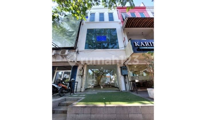 Disewa Ruko Sangat Strategis Depan Rs Siloam - Pusat Kota Surabaya - Jln. Karimun Jawalt 4,5 × 20 = 90 M² / Lb 291 M² / 3 Lantai /pln 13.200 Watt /pdam /cocok Untuk : Office, Bank, Cafe, Apotek, Mini Market, Dllsewa Rp 160 Jt / Thn Ruko di jln Karimun Jaw