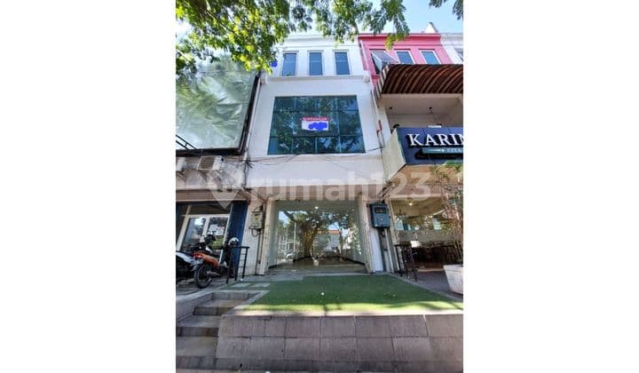 Disewa Ruko Sangat Strategis Depan Rs Siloam - Pusat Kota Surabaya - Jln. Karimun Jawa Lt 4,5 × 20 = 90 M² / Lb 291 M² / 3.5 Lantai /pln 13.200 Watt /pdam /cocok Untuk : Office, Bank, Cafe, Apotek, Mini Market, Dll. Harga Sewa Rp.160 Jt / Thn Ruko di jln