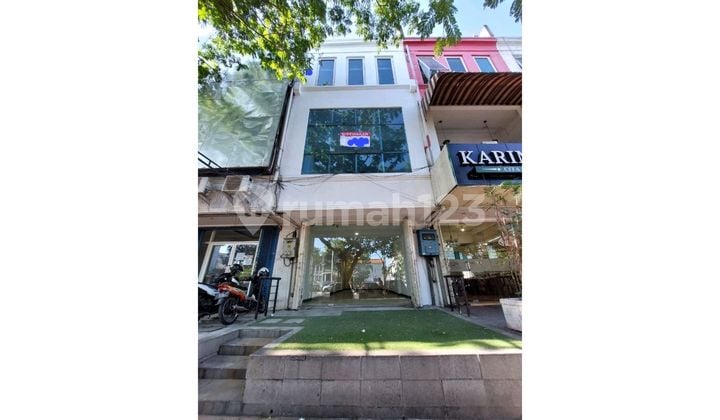 Disewa Ruko Sangat Strategis Depan Rs Siloam - Pusat Kota Surabaya - Jln. Karimun Jawa Lt 4,5 × 20 = 90 M² / Lb 291 M² / 3.5 Lantai /pln 13.200 Watt /pdam /cocok Untuk : Office, Bank, Cafe, Apotek, Mini Market, Dll. Harga Sewa Rp.160 Jt / Thn Ruko di jln