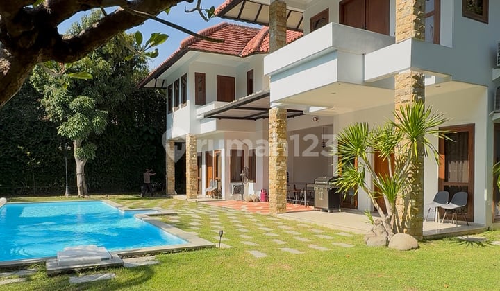 For Rent Graha Family Furnished A Cozy House. Swpool & Golf View 1.825 M2 Rumah Bagus di Perumahan Pulau Golf Graha Famili, Jl. Raya Golf Graha Famili Blok G-H, Pradahkali Kendal, Dukuh Pakis, Kota Surabaya, Jawa Timur, Indonesia, 60226, Dukuh Pakis