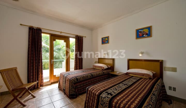 Hotel Nuansa Tropis 6 Lantai di Pusat Kota Surabaya 150 Meter Dari Raya Darmo