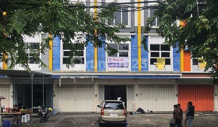 Veteran Shop House - Downtown Gresik, Land Area 156.8 M² = 4.25 X 36.9 ▪︎ Building Area = 4.25 X 19 || 3 Floors, Spacious Parking. Strategic Location Next to:▪️Joko Samudro Stadium▪️Ibc Restaurant▪️Pak Elan 2 Restaurant ▪︎Price 3.5 B Negotiable, Shop House with Freehold Title.