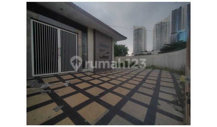 Murah Kris Kencana 586 M2 Rumah Pusat Kota Surabaya, Granit Tile, Lantai Naik +/~ 80 Cm. Atap Galvalum * Hitung Tanah, 487 M2, SHM. Pojok, Car Port 12 Mobil, Selangkah ke Cw Mall. Rumah SHM
