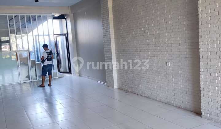 For Sale Fast, Ready-to-Use Shop House, Fully Renovated 3-Story Building in Sanur