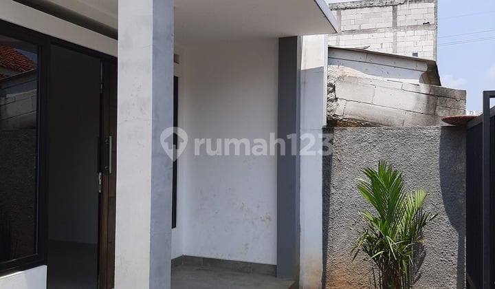 Rumah Minimalis Modern Selangkah ke Jalan Curug Depok
