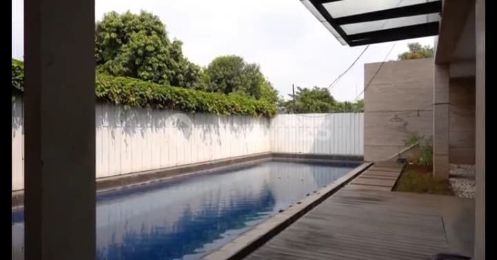 new house, there is a swimming pool in kedoya baru