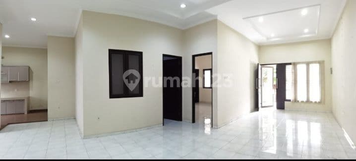 Dijual rumah baru 3 lantai minimalis di Intercon