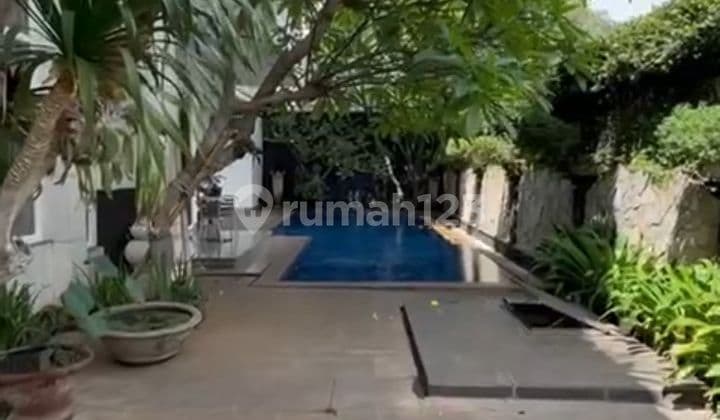 Dijual rumah bagus ada kolam renang di Intercon