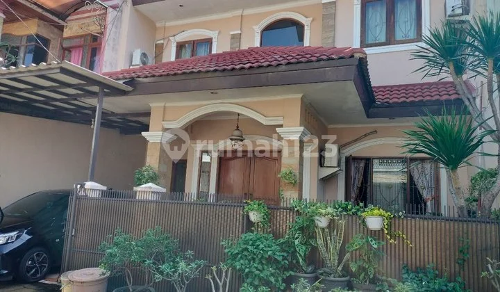 Rumah Kokoh Strategis Dalam Komplek di Galaxy