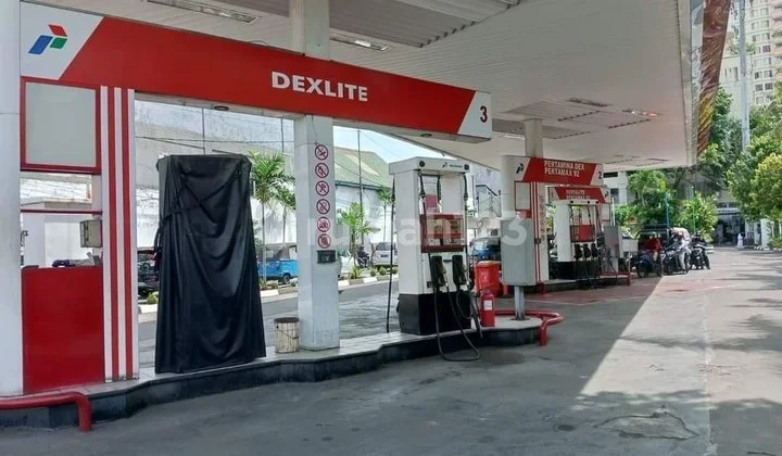 Shop House with Active Gas Station, Strategic Location in Central Jakarta