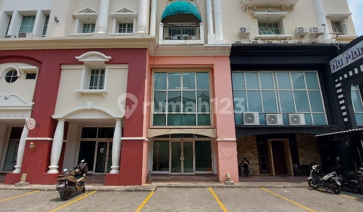 Ruko di Jl. Radio Dalam Raya, Gandaria Utara, Kec. Kby. Baru, Kota Jakarta Selatan, Daerah Khusus Ibukota Jakarta, Kebayoran Baru Semi Furnished HGB