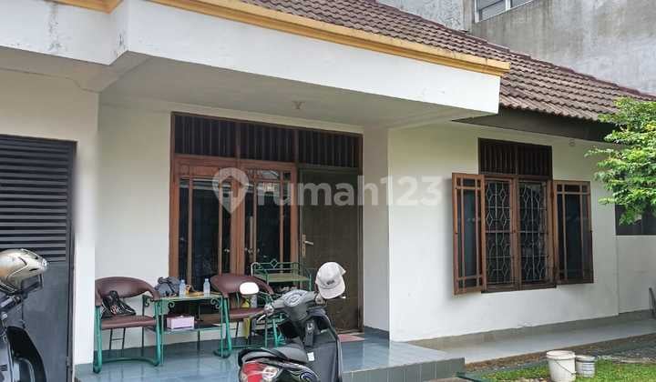 Rumah dengan Halaman Luas di Duri Kepa Jakarta Barat