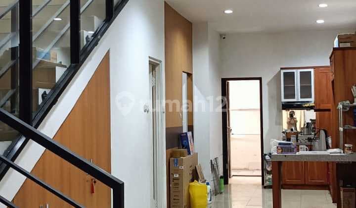 2-story flood-free house with a 2-car wide street