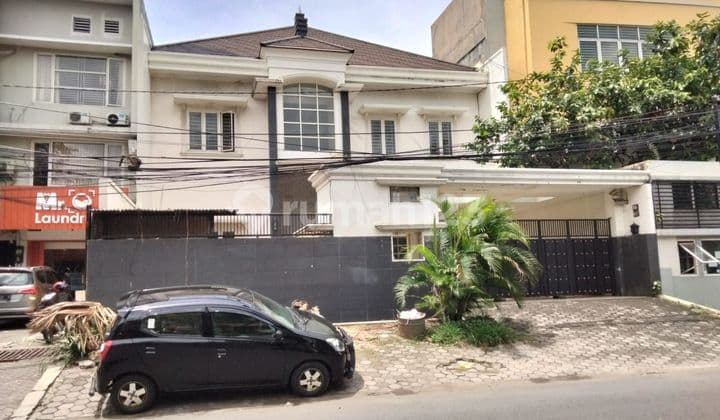 Rumah jalan raya tenggilis cocok untuk usaha