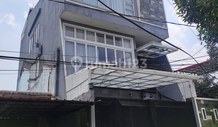 KELAPA GADING HOUSE 180m2 NEAT, GOOD, STRATEGIC LOCATION, 4 FLOORS