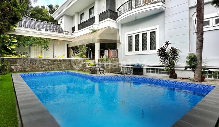 FOR SALE KEBAYORAN BARU LUXURY HOUSE READY TO OCCUPY SPACIOUS YARD ROW WIDE ROAD EASY ACCESS STRATEGIC LOCATION
