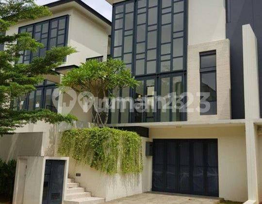 Disewakan Rumah Mewah 3 lantai Cluster Lancewood Navapark Bsd