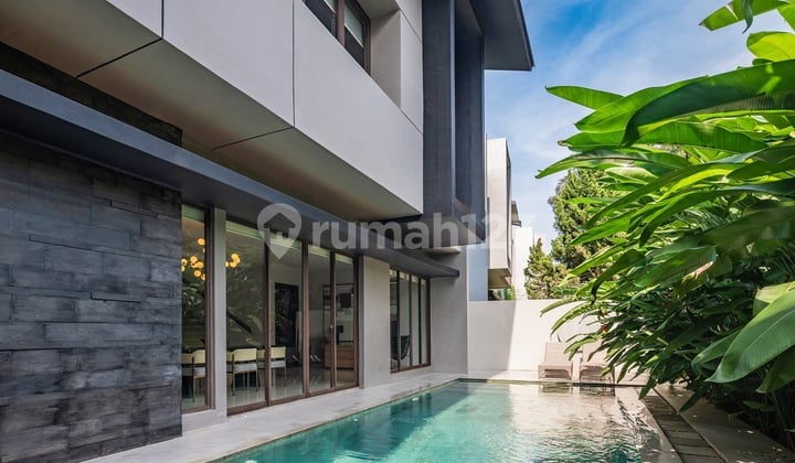 Disewakan Rumah Mewah Ada Swimpool Furnished Cakep BSD City