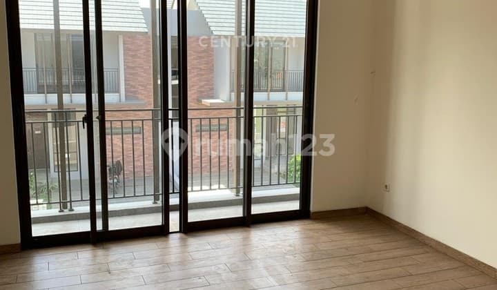 Rumah 2 Lantai di Suvarna Sutera Cluster Dakota Tangerang