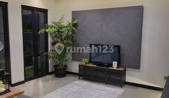 Rumah Modern Dengan Kolam Renang di Pondok Indah Jakarta Selatan