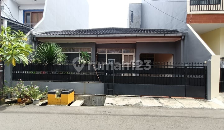 Neat 1.5-Story House Ready to Use for Rent in a Quiet and Comfortable Environment, Tomang Grogol, West Jakarta