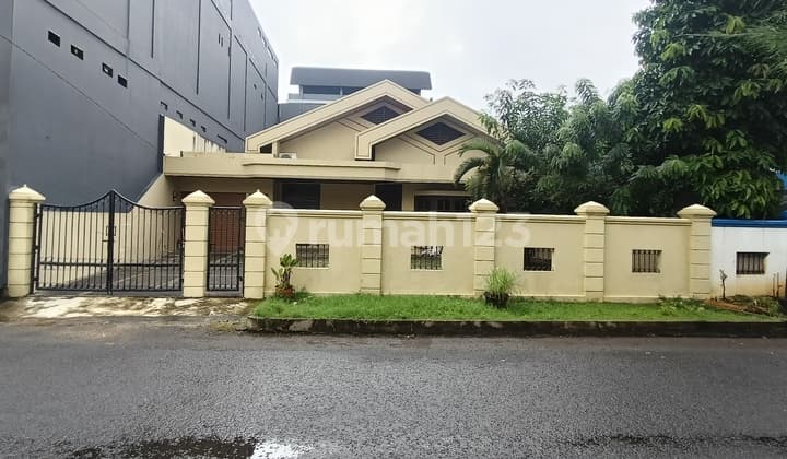 Rumah Besar Rapih Siap Pakai Lingkungan Nyaman & Asri Row Jalan 3 Mobil Pekarangan Luas Disewakan Sunter Jakarta Utara