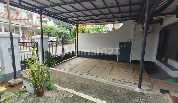 Rumah Besar Row Jalan 2,5 Mobil Disewakan Lingkungan Asri dan Tenang Sunter Jakarta Utara