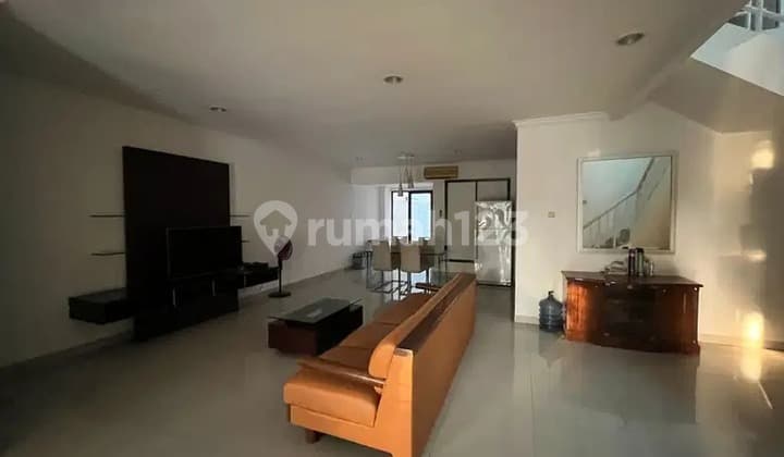 Faab. Rumah Disewakan di Cluster Taman Beverly Lippo Cikarang