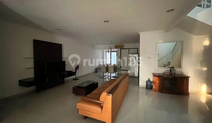 Faab. Rumah Disewakan di Cluster Taman Beverly Lippo Cikarang
