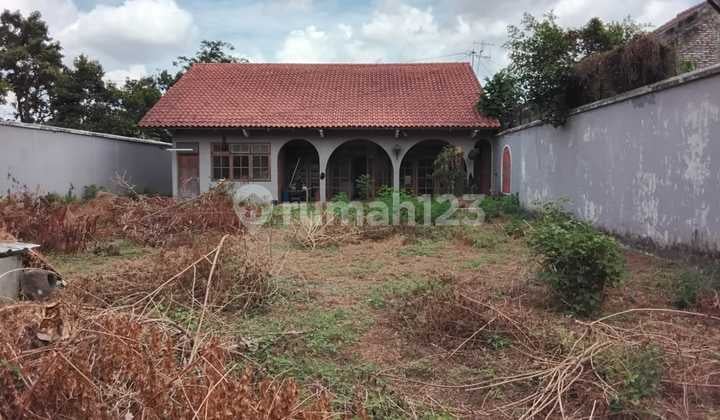 House with a Land Area of 1355 Square Meters, Located in Caturtunggal, Depok, Sleman