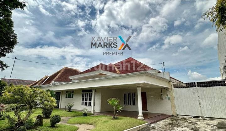 Vintage House in a Quiet Neighborhood on Dr. Sutomo, Klojen, Malang