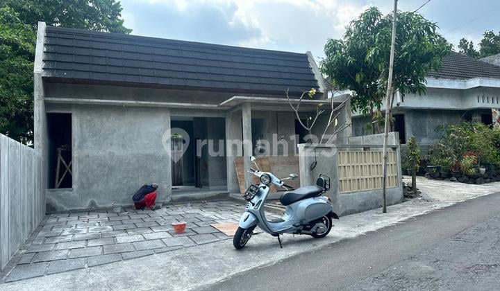 Rumah Sedang Proses Finishing Dekat Kampus Ugm Dan Uii Di Jalan Kaliurang Km 10