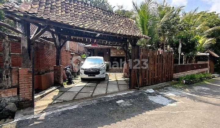 Rumah Etnik Limasan Dan Joglo Di Jalan Godean Km 16