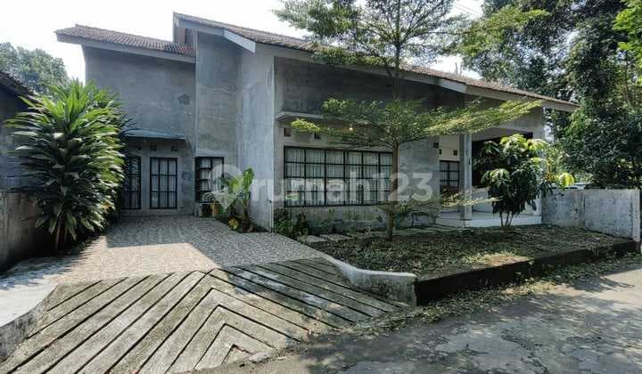 Rumah Vintage Industrial Dan Mezzanin Dekat Tajem Di Wedomartani