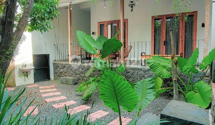 Rumah dengan Style Villa Modern Tropocal di Gamping