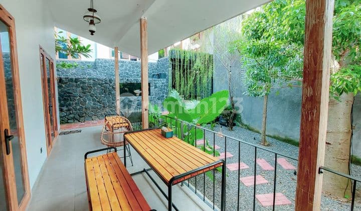Rumah dengan Style Villa Modern Tropical di Gamoing