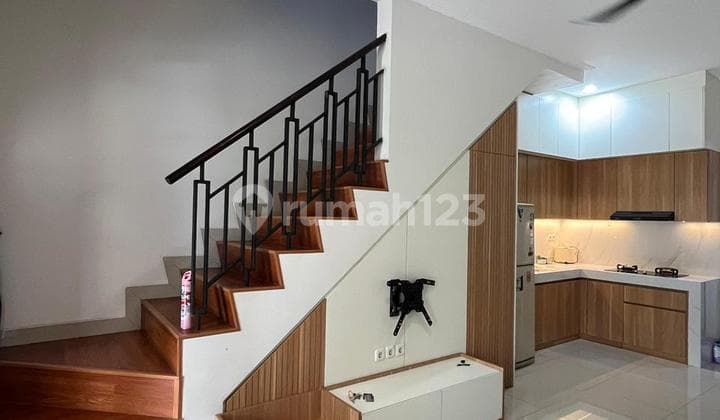 Disewakan Rumah Di Green Lake 2 Lantai Siap Huni Semi Furnish
