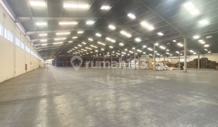 Large Warehouse with Concrete Floor Container Access in Rancaekek
