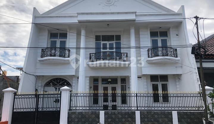 2.5-Storey House, Manyar Tirtomoyo, Row Jalan Besar