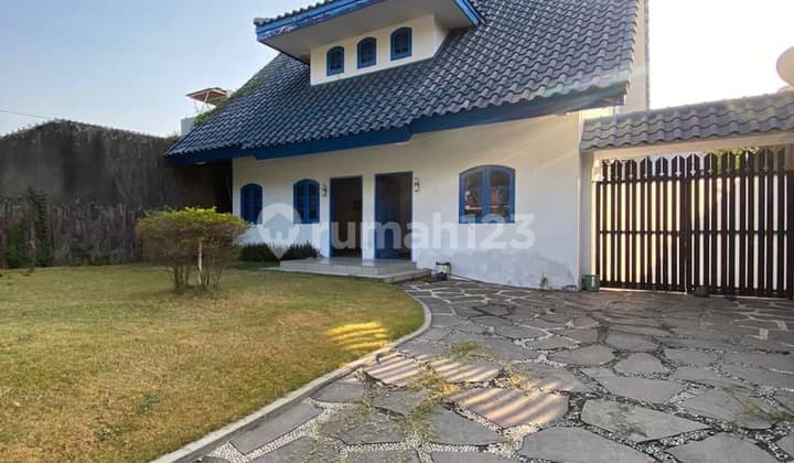 Rumah Klasik Bauhaus Artistik Di Raya Kendangsari Ada Paviliun