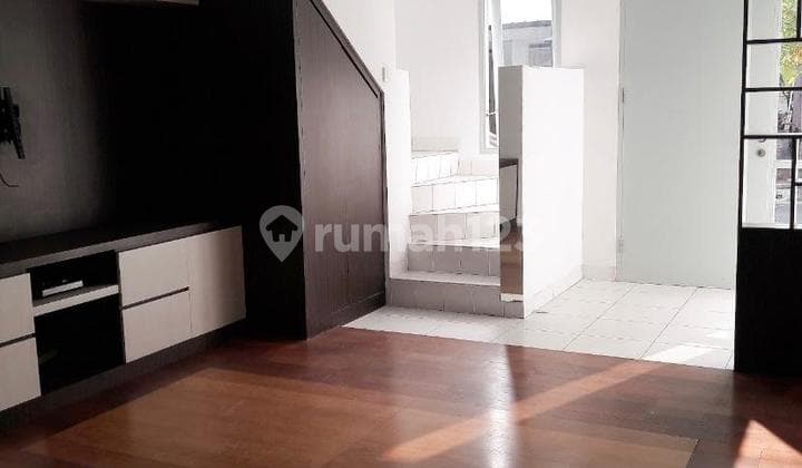 Rumah Semi Furnished Dekat Akses Tol di Istana Regency Sudirman