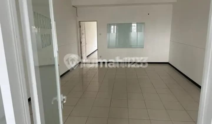 Ruko Terawat Bersih Lokasi Dekat Pusat Kota di Karapitan