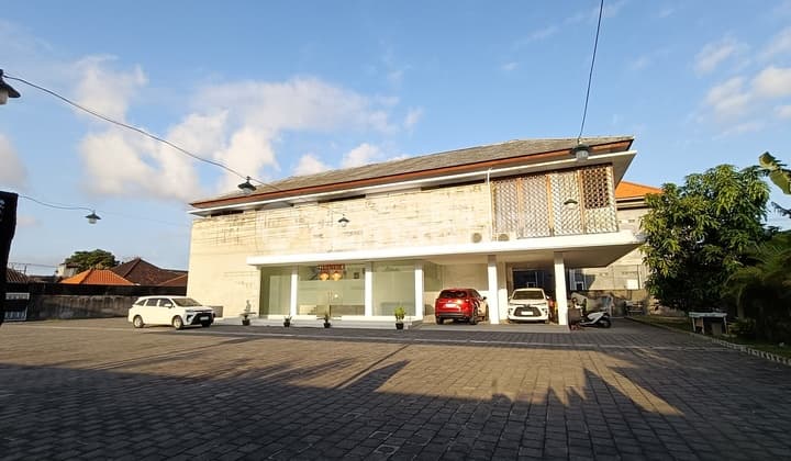 Spacious Parking Office Shop Suitable for All Businesses in Pemogan, Denpasar, Bali