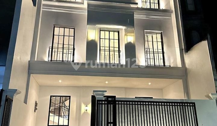 Rumah Muara Karang American Classic 3 Lantai