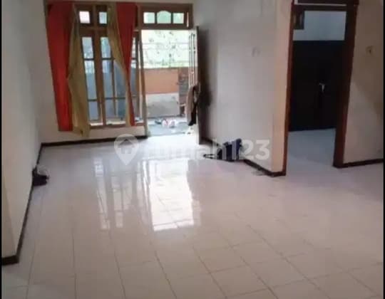 Frida- Disewakan Rumah di MAGERSARI , Sidoarjo , , Jawa Timur
Deskripsi Properti,
Transaksi : Sewa
Tipe : Rumah
Alamat : MAGERSARI
Lokasi : Sidoarjo , , Jawa Timur
Sertifikat : SHM
Luas Tanah : 200 m2
Luas Bangunan : 400 m2
Kamar Tidur : 4
Kamar Mandi