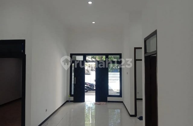 Frida - House for Rent in North Kebraon, Kebraon, Surabaya, East Java
Property Description,
Transaction: Lease
Type: House
Address: North Kebraon
Location: Kebraon, Surabaya, East Java
Certificate: Freehold Title (SHM)
Land Area: 207 m2
Building Area: 207 m2
Bedrooms